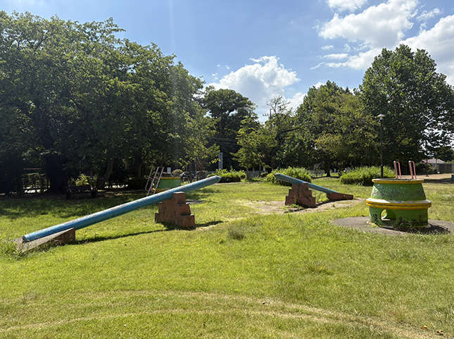 「えんぴつ公園」で知られる烏森公園は子どもが喜ぶ遊具が充実！